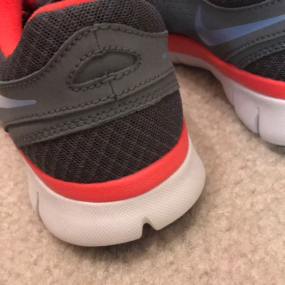 NWOB Nike fitsole sneakers in grey & coral sz 8 - Picture 6 of 6